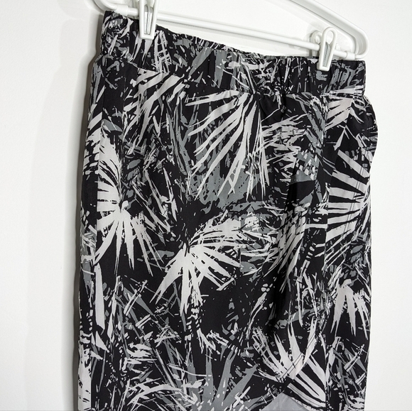 ✨3/$15 Fabletics Clarissa black white palm leaf skirt M - Picture 5 of 9